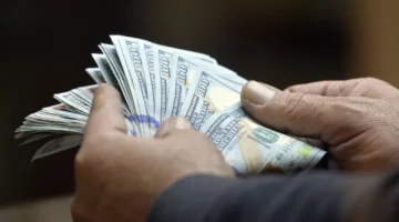 تحرك جديد بالبنوك.. سعر الدولار أمام الجنيه المصري في تعاملات الإثنين الأخيرة